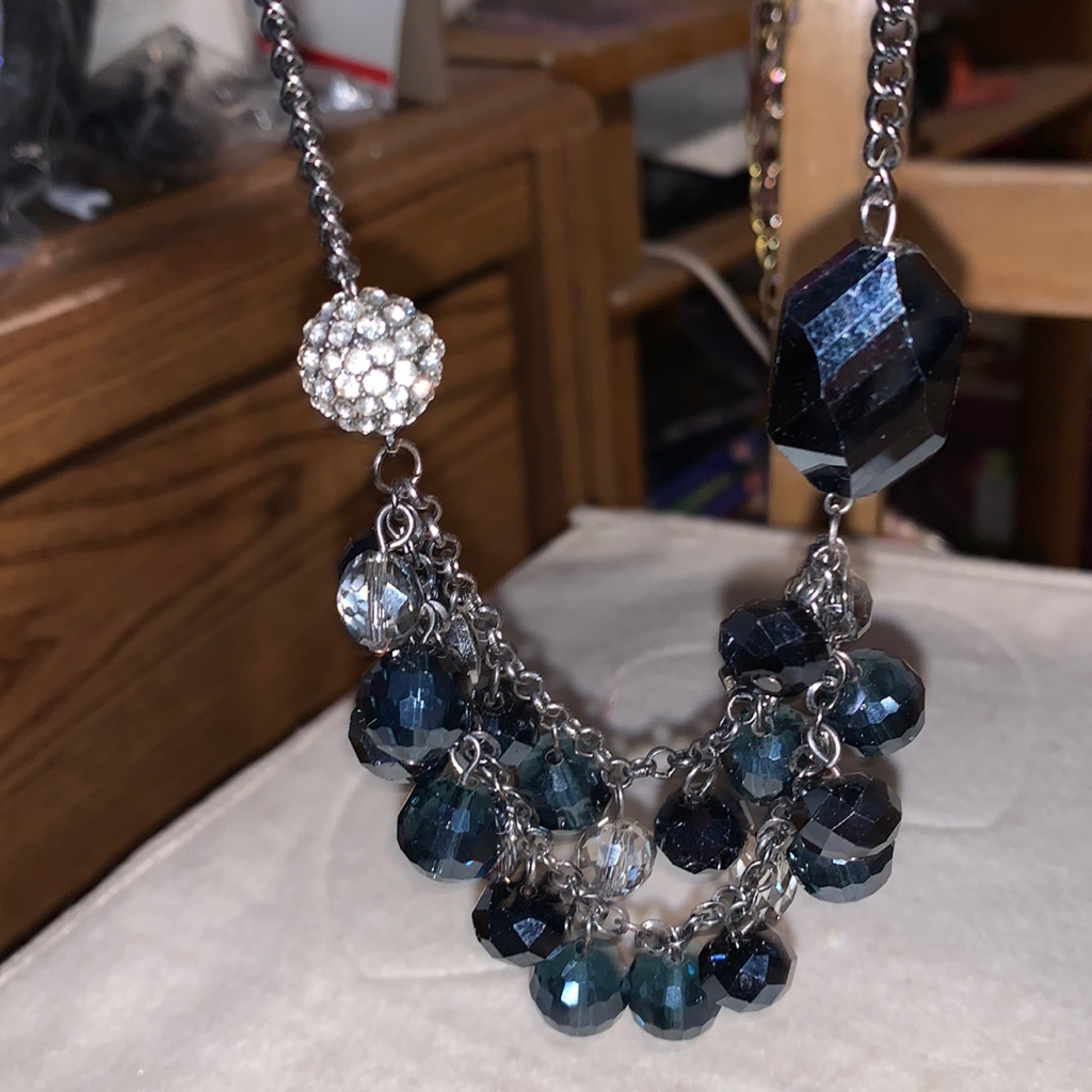 Beautiful BlueAnd Sparkling Signed Simply Vera Necklace 22$
